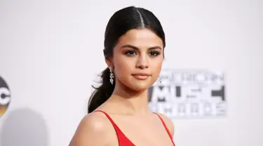 Music Awards (AMA) 2016 di Los Angeles, California, Minggu (20/11). Selena Gomez membuat kemunculan pertamanya di hadapan publik setelah rehat sejak Agustus lalu. (REUTERS/Danny Moloshok)