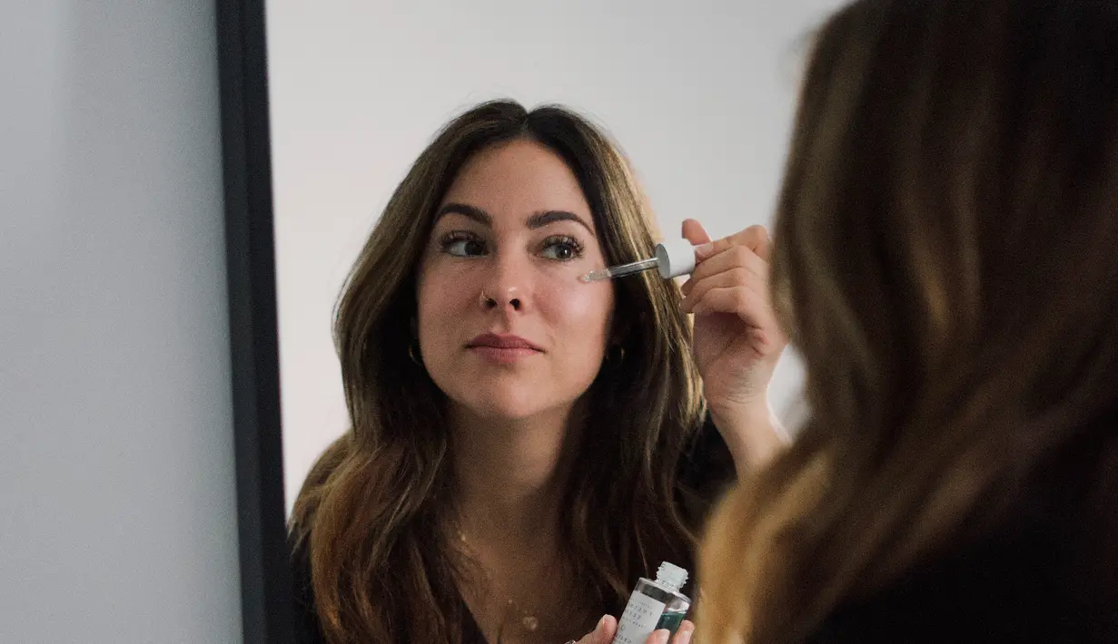 Asam kojic berasal dari jamur atau beras fermentasi, digunakan sebagai pencerah kulit dan paling baik digunakan bersama dengan hidrokuinon untuk hasil yang maksimal. Perlu wwaktu beberapa bulan memang untuk melihat manfaat penggunaan topikal asam kojic terhadap flek hitam.(Unsplash/Mathilde)