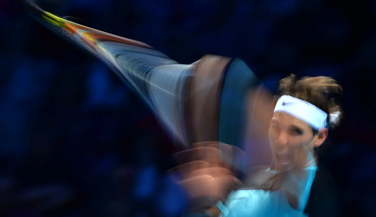 Petenis Spanyol, Rafael Nadal, mengembalikan bola pukulan David Ferrer dalam babak penyisihan grup turnamen tenis ATP World Tour Finals di London, Inggris, (20/11/2015). (AFP Photo/Glyn Kirk)