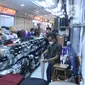 Aktivitas jual beli bahan tekstil di Pasar Tanah Abang, Jakarta, Sabtu (27/11/2021). Utilisasi industri tekstil dan produk tekstil dalam negeri menunjukkan kinerja yang positif menjelang akhir 2021, berada di posisi 80 - 85 persen pada awal kuartal IV/2021. (Liputan6.com/Angga Yuniar)