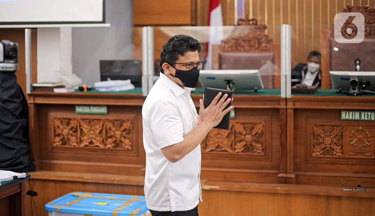 Terdakwa kasus pembunuhan Brigadir Nopriansyah Yosua Hutabarat atau Brigadir J, Ferdy Sambo membawa buku hitam saat menjalani sidang lanjutan dengan agenda mendengarkan keterangan saksi dari Jaksa Penuntut Umum (JPU) di Pengadilan Negeri Jakarta Selatan, Selasa (8/11/2022). Menurut kuasa hukum Ferdy Sambo, Arman Hanis beberapa waktu lalu, buku hitam tersebut merupakan catatan harian kliennya. (Liputan6.com/Faizal Fanani)