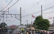 Pemotor Nekat Terobos Pintu Perlintasan yang Sudah Tertutup, Akhirnya Kereta yang Mengalah