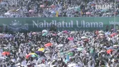 Ratusan ribu warga NU Jawa Timur menggelar Istighosah Kubro di GOR Delta Sidoarjo, Minggu (9/4) untuk keselamatan bangsa Indonesia. Istighosah bertemakan 'Mengetuk Pintu Langit Menggapai Nurullah'. 