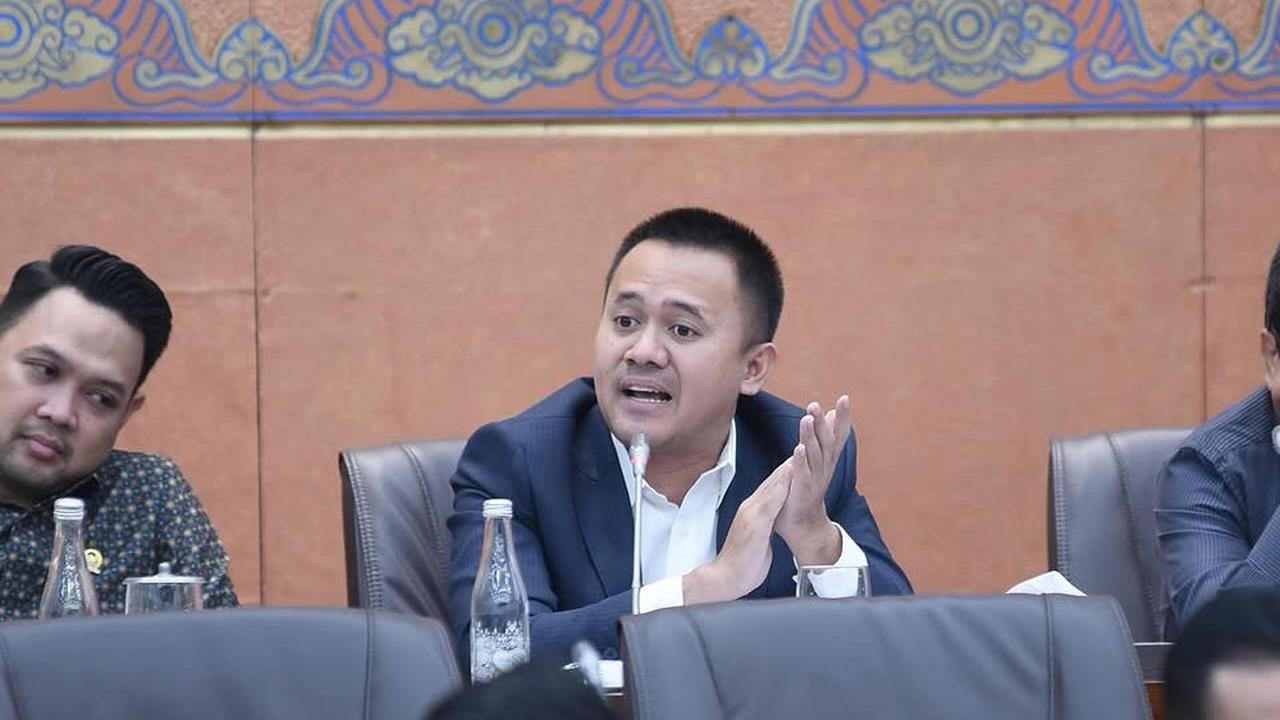 VIDEO: Mufti PDIP Sindir Direksi BUMN Depan Erick Thohir "Banyak di Lapangan Golf Daripada di Kantor!"