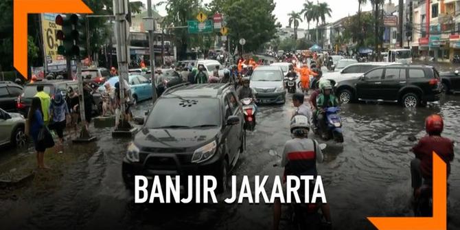 VIDEO: Jalanan Terendam, Kebon Jeruk Macet Parah
