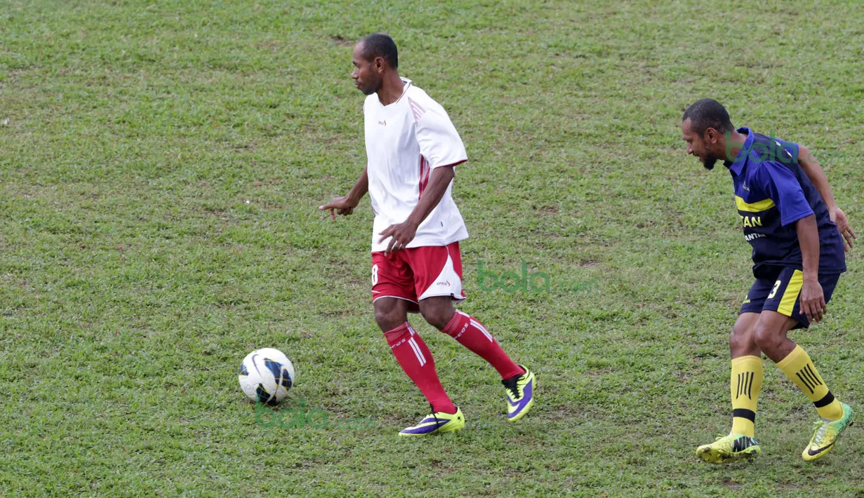 Elie Aiboy (kiri) melewati Erol Iba pada laga Padang Allstars melawan Indonesia Allstars di pembukaan Turnamen Irman Gusman Cup 2016 U-17 dan U-19 di Stadion Agus Salim, Padang, Minggu (13/3/2016). (Bola.com/Nicklas Hanoatubun)