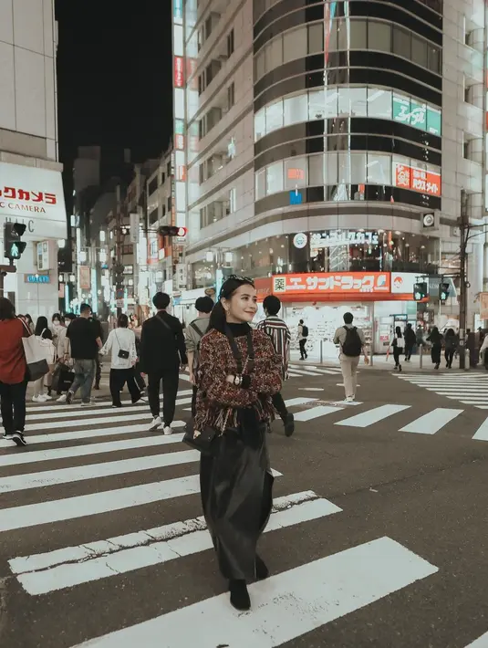 Prilly Latuconsina diketahui sedang berada di Jepang untuk menonton konser Coldplay. Gayanya selama berada di Jepang menarik untuk disimak. Salah satunya ia mengunggah potret dirinya dibalut sweater rajut bernuansa kemerahan yang manis. [Foto: Instagram/prillylatuconsina96]