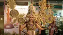 Puteri Indonesia Lingkungan 2015, Chintya Fabyola menunjukan salah satu kostum untuk dipakai di ajang Miss International 2015, Jakarta, Kamis (8/10/2015). Miss International 2015 akan diselengarakan di Tokyo pada 16 Oktober. (Liputan6.com/Herman Zakharia)