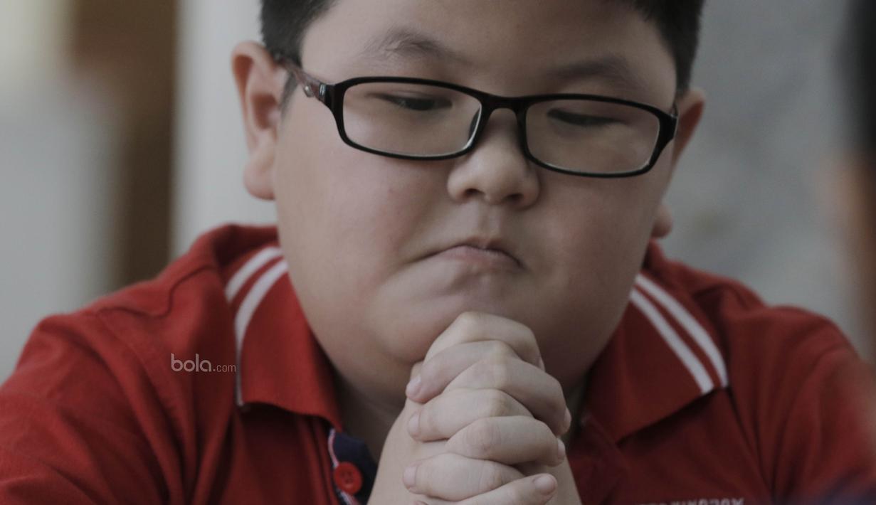 Ekspresi Seorang pecatur cilik saat mengikuti kejuaraan catur daerah tingkat provinsi DKI Jakarta. Kejuaraan ini sebagai ajang untuk menyaring pecatur ketingkat nasional. (Bola.com/M Iqbal Ichsan)