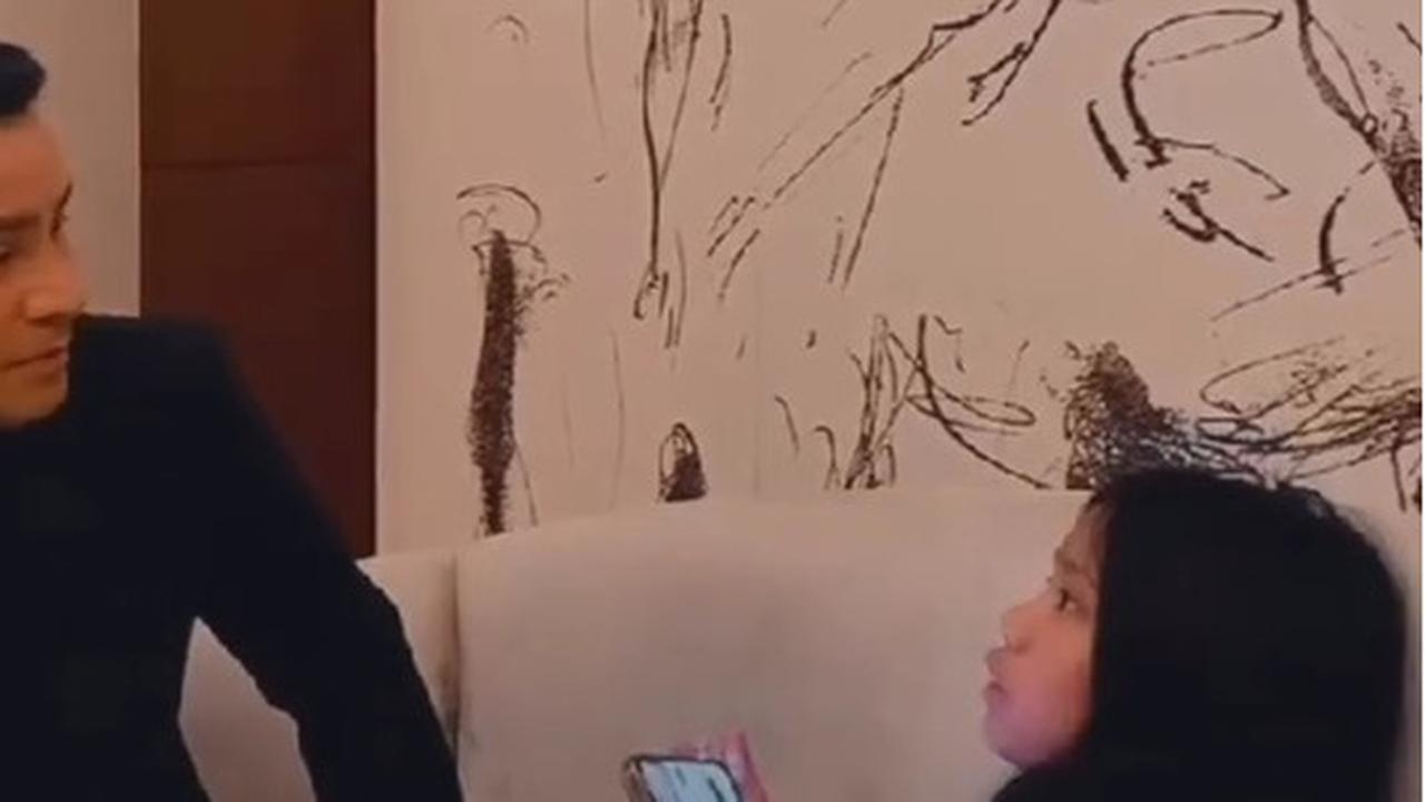 4 Potret Semringah Judika saat Cleo Sang Putri Temani Dirinya Kerja, Caption Hangat Anak-Ayah Kompak