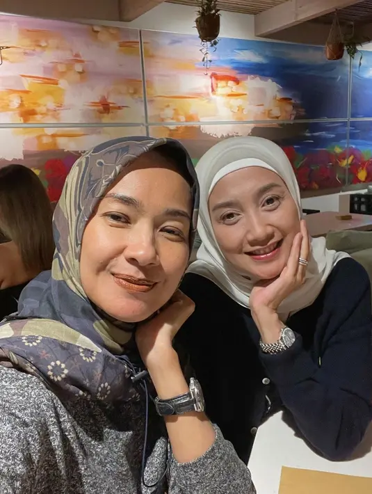 Sama-sama orang Sunda, dua artis cantik ini tak butuh waktu lama untuk bisa menjalin chemistry. Faktor tersebut membuat keduanya bisa cepat akrab. Dengan berlatar belakang budaya yang sama, mereka juga merasa nyaman satu sama lain. (Liputan6.com/IG/@arohali)