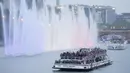 Ribuan atlet Olimpiade yang berparade menggunakan kapal di atas Sungai Seine dalam upacara pembukaan Olimpiade Paris 2024. (AP Photo/Matthias Schrader)