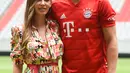 Bek baru Bayern Munchen, Lucas Hernandez berpose bersama istrinya, Amelia Lorente saat diperkenalkan secara resmi di Allianz Arena, Senin (8/7/2019). Lucas Hernandez menjadi bek termahal di dunia setelah diboyong Bayern Munchen dari Atletico Madrid dengan harga 80 juta euro. (Christof STACHE/AFP)
