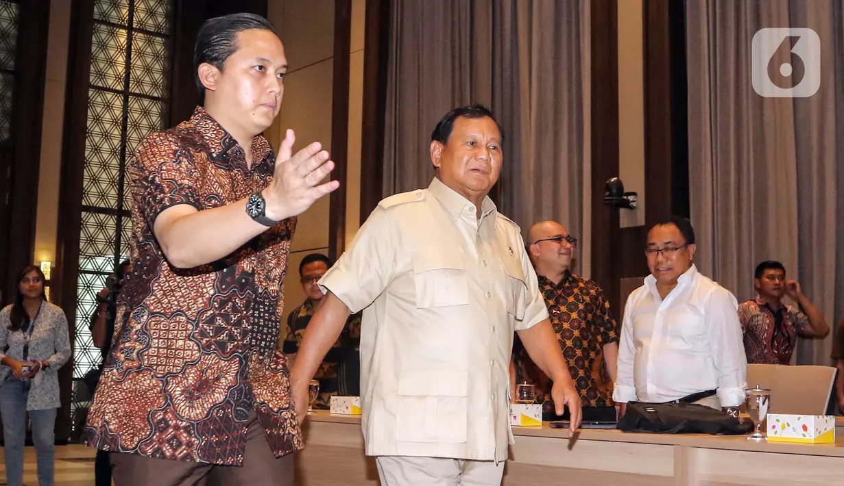 "Kami diterima dengan baik oleh KWI yang mewakili umat Katolik, yang dihadiri oleh pimpinan-pimpinan umat Katolik di Indonesia, Kardinal Ignatius Suharyo, Uskup Agung Jakarta, dengan Antonius Bunjamin, dengan beberapa perwakilan dan di situ kami diberikan kesempatan menyampaikan itikad kami, niat kami, maju di pemilihan yang akan datang. Kami juga menyampaikan buku visi misi kami, yang dijelaskan secara umum," kata Prabowo usai acara. (Liputan6.com/Angga Yuniar)
