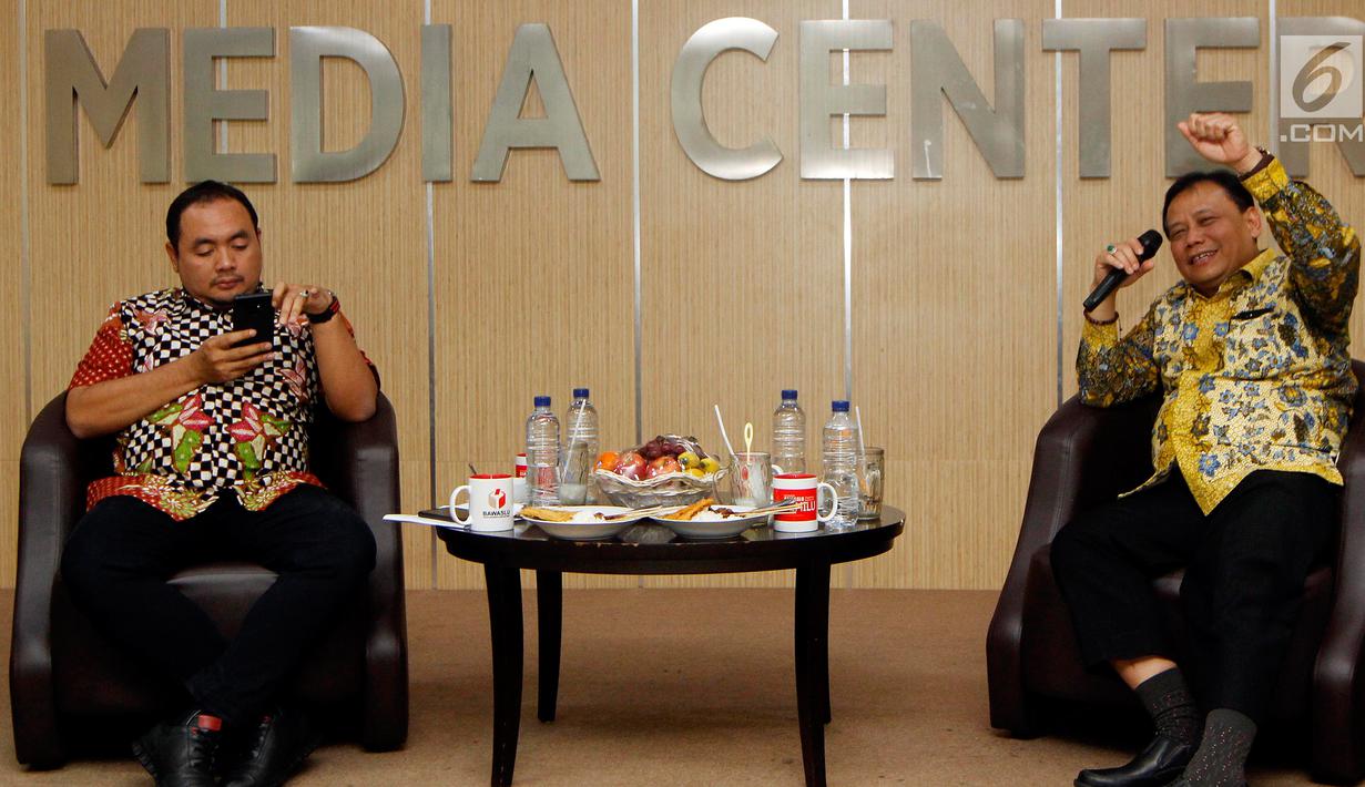 Ketua Bawaslu Abhan (kanan) memberi pemaparan saat membahas persoalan seputar DPT Pemilu 2019 di kantor Bawaslu, Jakarta, Rabu (14/11). Bawaslu juga mendesak KPU untuk menyelesaikan permasalahan DPT. (Liputan6.com/Johan Tallo)