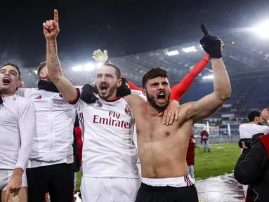 Pemain AC Milan, Giacomo Bonaventura bersama Ignazio Abate dan Leonardo Bonucci  serta Patrick Cutrone selebrasi usai menundukkan Lazio pada semifinal Coppa Italia di Stadio Olimpico, Roma, Italia, Rabu (28/2). (Angelo Carconi/ANSA via AP)
