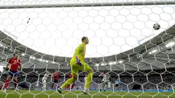 Kiper Jerman,Manuel Neuer, hanya mampu melihat lajunya bola tandukan pemain Soanyol, Mikel Merino yang mengalir deras ke gawangnya. (AP Photo/Antonio Calanni)