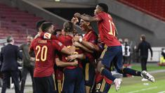 Pemain Spanyol merayakan gol yang dicetak Jose Gaya ke gawang Jerman pada laga Nation League di Mercedes-Benz Arena, Berlin, Jumat (4/9/2020) dini hari WIB. Jerman bermain imbang 1-1 atas Spanyol. (AFP/Thomas Kienzle)