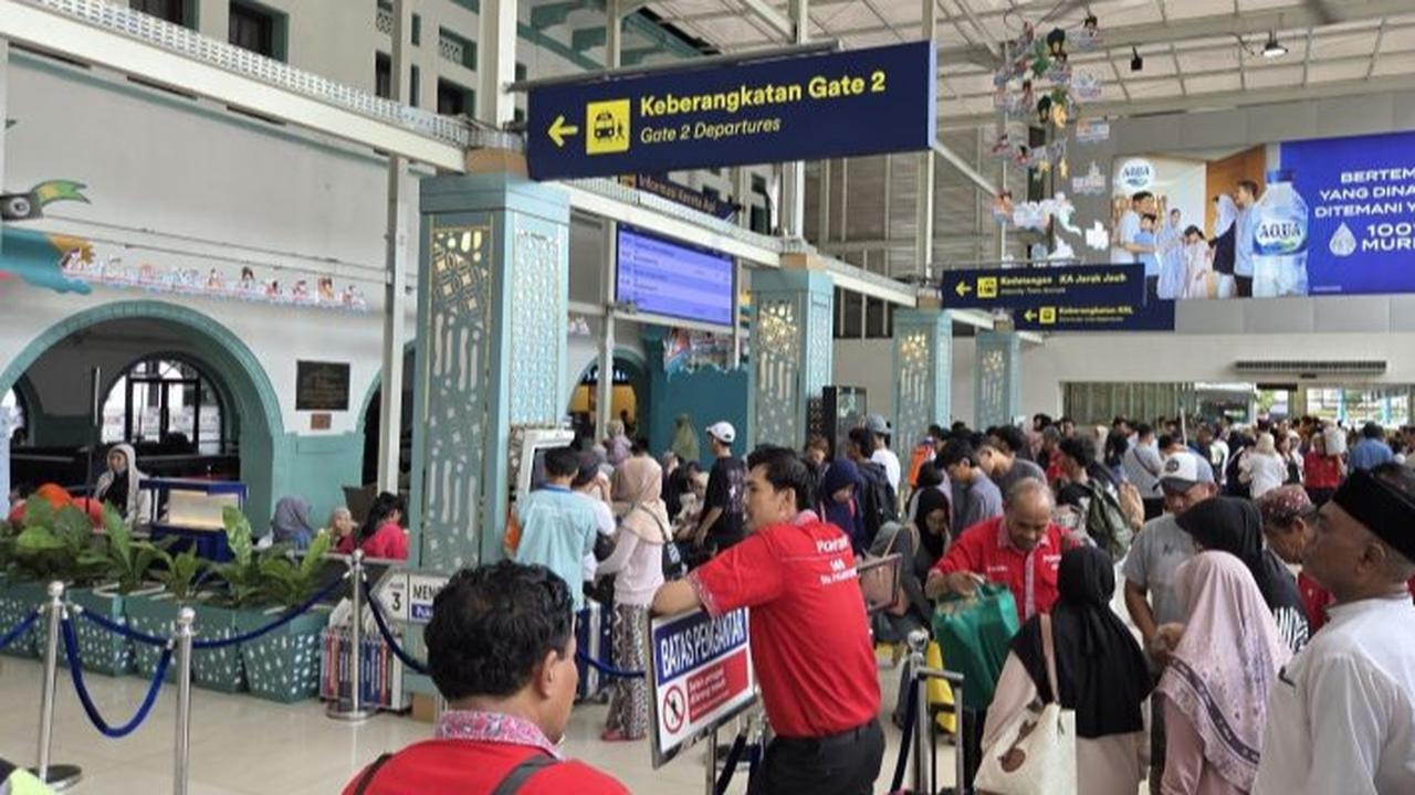 Stasiun Pasar Senen Masih Ramai Pemudik di Hari Kedua Lebaran