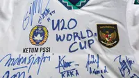 Jersey bertandatangan pemain Timnas Indonesia U-20 untuk Ketua Umum PSSI, Mochamad Iriawan saat latihan terbuka untuk Piala Asia U-20 2023 di Lapangan C, Kompleks Stadion Utama Gelora Bung Karno (SUGBK), Jakarta, Rabu (08/02/2023). Ajang ini akan berlangsung pada 1 Maret 2023 mendatang. (Bola.com/Bagaskara Lazuardi)