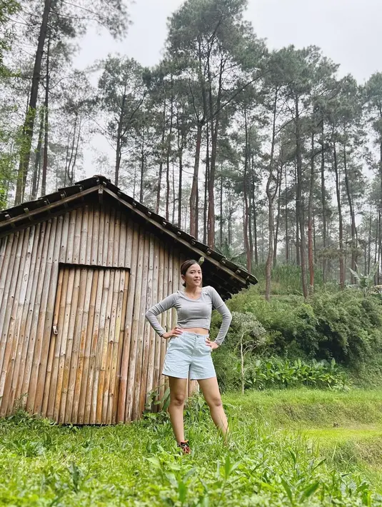 Tak heran jika Angelina sangat senang dan menikmati berada di rumah hutan. Ia bisa menyatu dengan alam menikmati pemandangan pepohonan. (Liputan6.com/IG/angelinaci_)