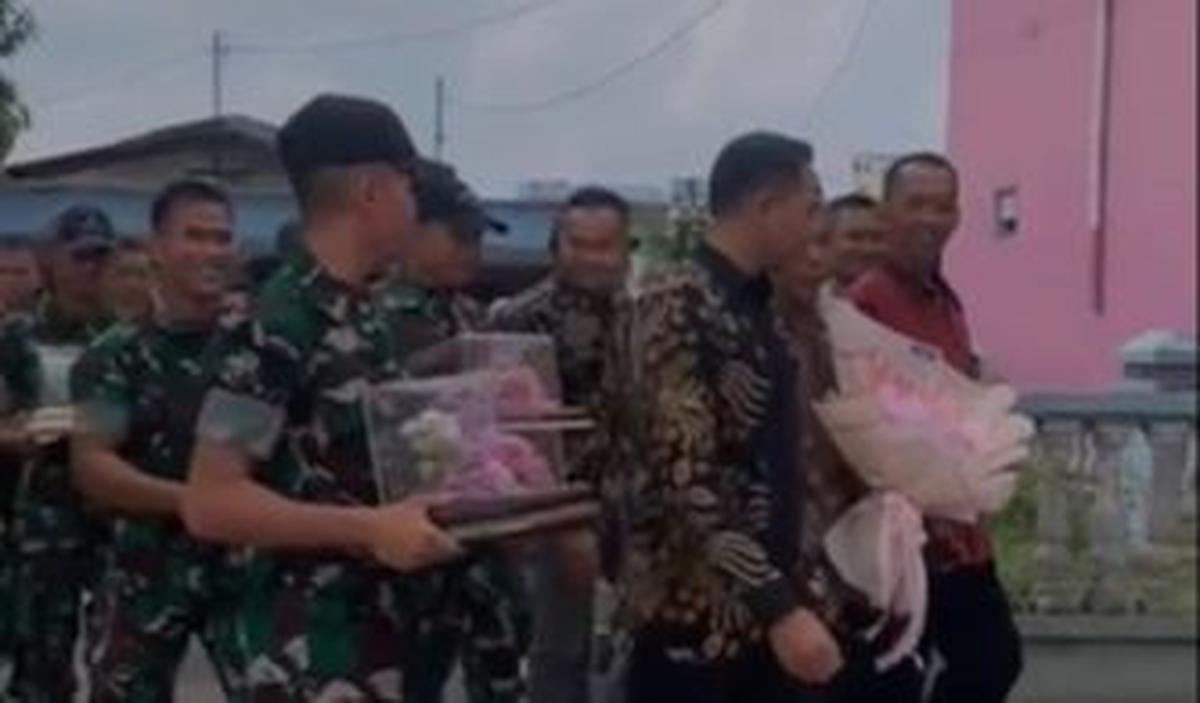 Menariknya, prajurit tersebut justru diantar oleh komandan dan rekan-rekannya untuk melamar sang kekasih. <br>