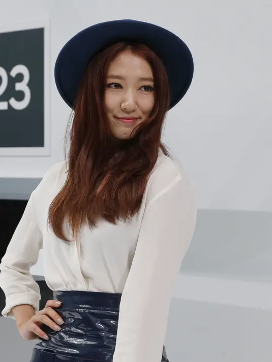 Dengan balutan blouse berwarna putih serta rok bercorak gemerlap, Park Shin Hye nampak percaya diri ketika berada di 'Paris Fashion's Week'.  (AFP/Bintang.com)