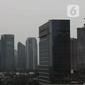 Suasana gedung bertingkat dan permukiman warga di kawasan Jakarta, Senin (17/1/2022). Bank Dunia memproyeksikan pertumbuhan ekonomi Indonesia pada tahun 2022 mencapai 5,2 persen. (Liputan6.com/Angga Yuniar)