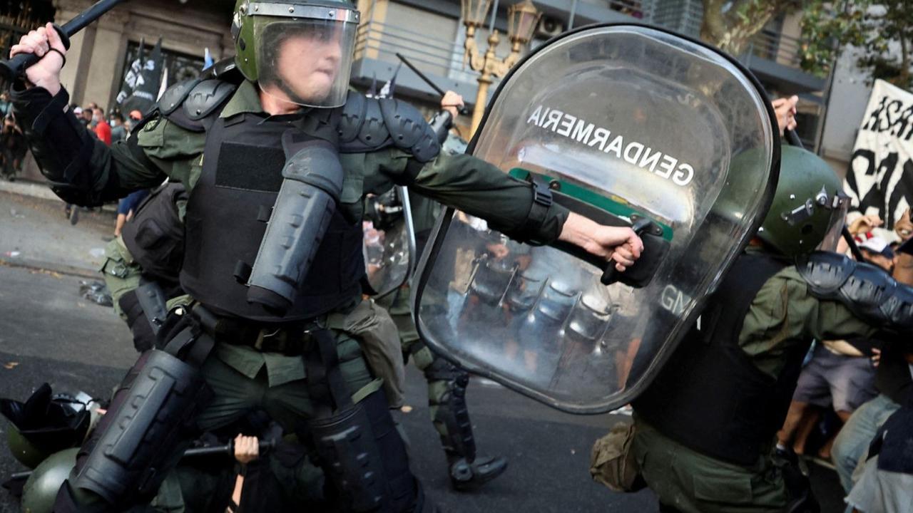 Ratusan demonstran yang membuat kerusuhan di kompleks kongres langsung dihadapi barisan aparat keamanan dengan pentungan dan tameng untuk memukul mundur mereka.<br>(Foto: REUTERS / Agustin Marcarian)<br>