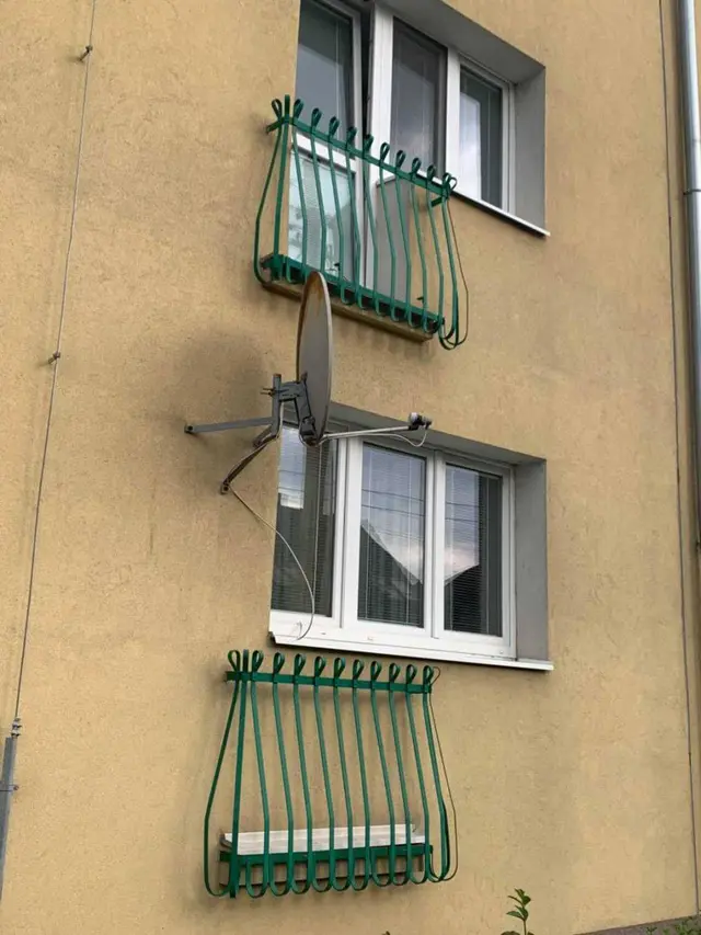 10 Potret Absurd Balkon Salah Desain Ini Jadi Tak Beguna