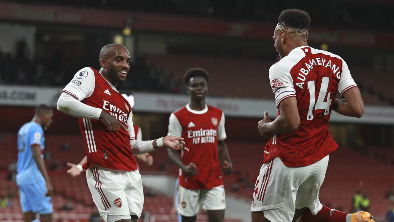 Gol Eddie Nketiah Antar Arsenal Bungkam West Ham 2-1