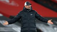 Pelatih Liverpool, Jurgen Klopp, memberikan arahan kepada pemainnya saat menghadapi Southampton pada laga lanjutan Liga Inggris, Selasa (5/1/2021). Liverpool takluk 0-1 menghadapi Southampton. (AFP/Adam Davy/pool)