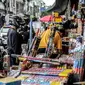 Pembeli memilih kembang api di Pasar Asemka, Jakarta, Selasa (27/12/2021). Menjelang perayaan Tahun Baru, para pedagang musiman menjual petasan dan kembang api di bahu jalan serta kolong jembatan kawasan Pasar Pagi Asemka dan harganya bervariasi mulai dari harga Rp 5.000 hingga Rp 2.950.000 tergantung jenis dan modelnya. (Liputan6.com/Faizal Fanani)