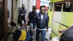 Artis sekaligus Ketua DPW PAN DKI Jakarta Eko Patrio menyambangi lokasi kebakaran di Taman Sari, Jakarta, Senin (5/2). Eko dan pekerja seni melihat kondisi kebakaran serta memberi bantuan pakaian, selimut dan obat-obatan. (Liputan6.com/Faizal Fanani)