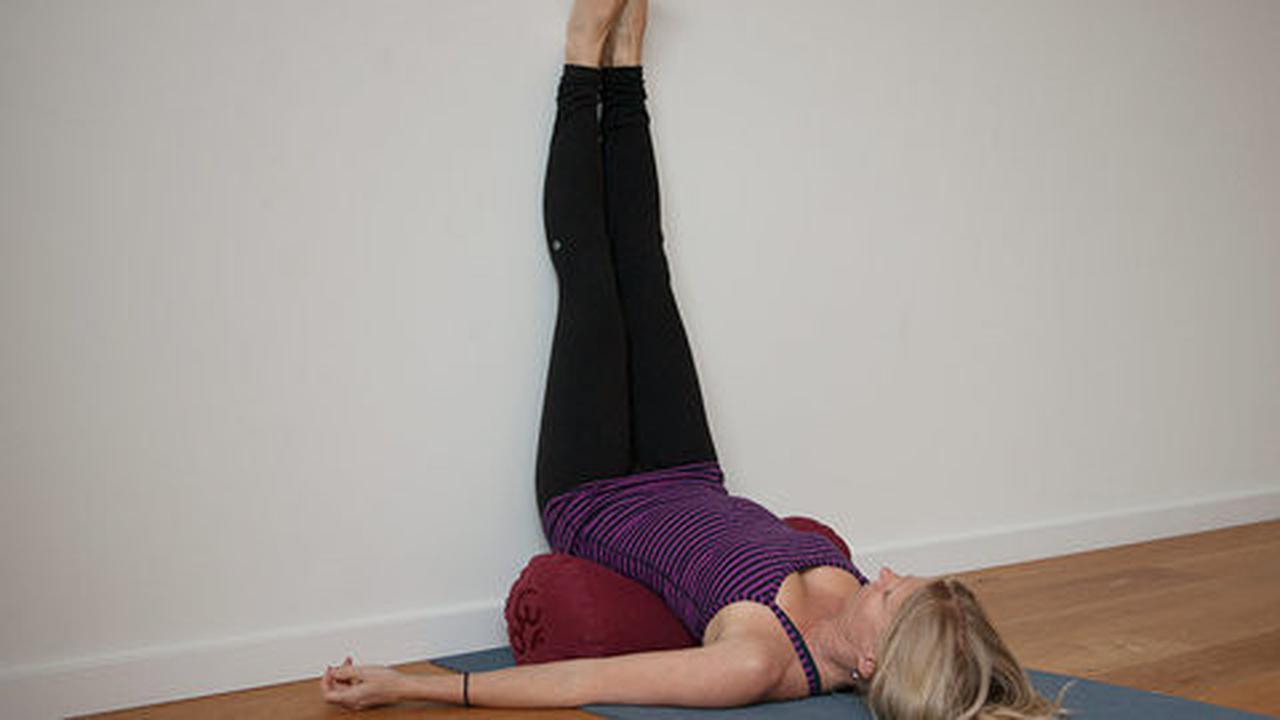 5 Pose yoga sederhana yang bisa kamu lakukan di saat malas