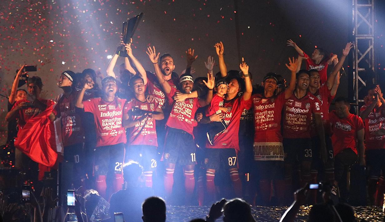 Para pemain Bali United merayakan gelar juara Liga 1 2019 di Stadion Kapten I Wayan Dipta, Bali, Senin (23/12). Puncak perayaan juara ini dimeriahkan Via Vallen dan Tari Kecak. (Bola.com/Aditya Wany)