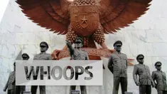 Akankah sekelompok pemuda tersebut menerima sanksi hukum, layaknya kasus Zaskia Gotik  yang beberapa saat lalu dianggap melecehkan lambang negara dan Pancasila?