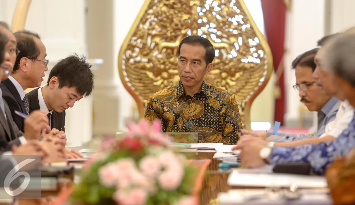 Utusan khusus Perdana Menteri Jepang,  Hiroto Izumi saat menjelaskan kepada presiden Jokowi di Istana Merdeka, Jakarta, Jumat (10/7/2015). Pertemuan membahas hubungan bilateral dan kerjasama ekonomi antara kedua negara. (Liputan6.com/Faizal Fanani)