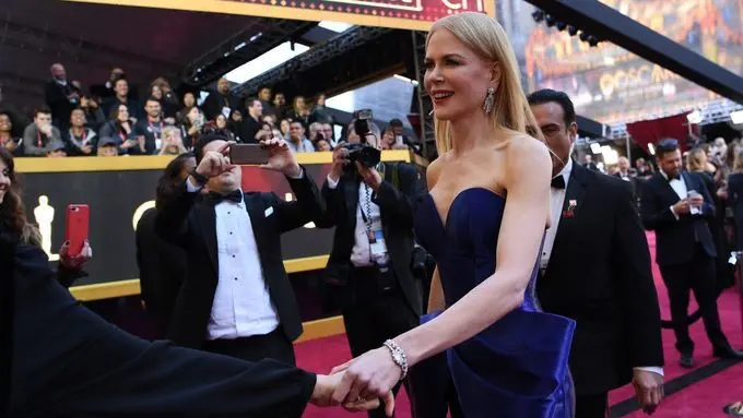 [Bintang] Oscar 2018 Red Carpet Moment: Stunning Dress dengan Warna yang Cerah