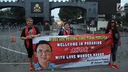 Pendukung membentangkan spanduk jelang kebebasan Basuki Tjahaja Purnama atau Ahok di Mako Brimob, Kelapa Dua Depok, Kamis (24/1). Dalam hitungan jam, Basuki Tjahaja Purnama atau Ahok akan segera menghirup udara bebas. (Liputan6.com/Herman Zakharia)