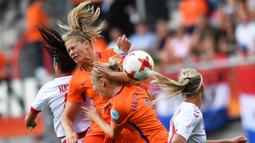 Pemain Denmark, Nadia Nadim (kiri) berebut bola dengan para pemain Belanda pada final Piala Eropa Wanita 2017 di Fc Twente Stadium, Enschede, (6/8/2017). Belanda menang 4-1. (AFP/ Daniel Mihailescu)