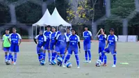 Tim putri Persib Bandung saat latihan di lapangan Saraga ITB, Bandung, jelang Liga 1 2019 putri. (Bola.com/Erwin Snaz)