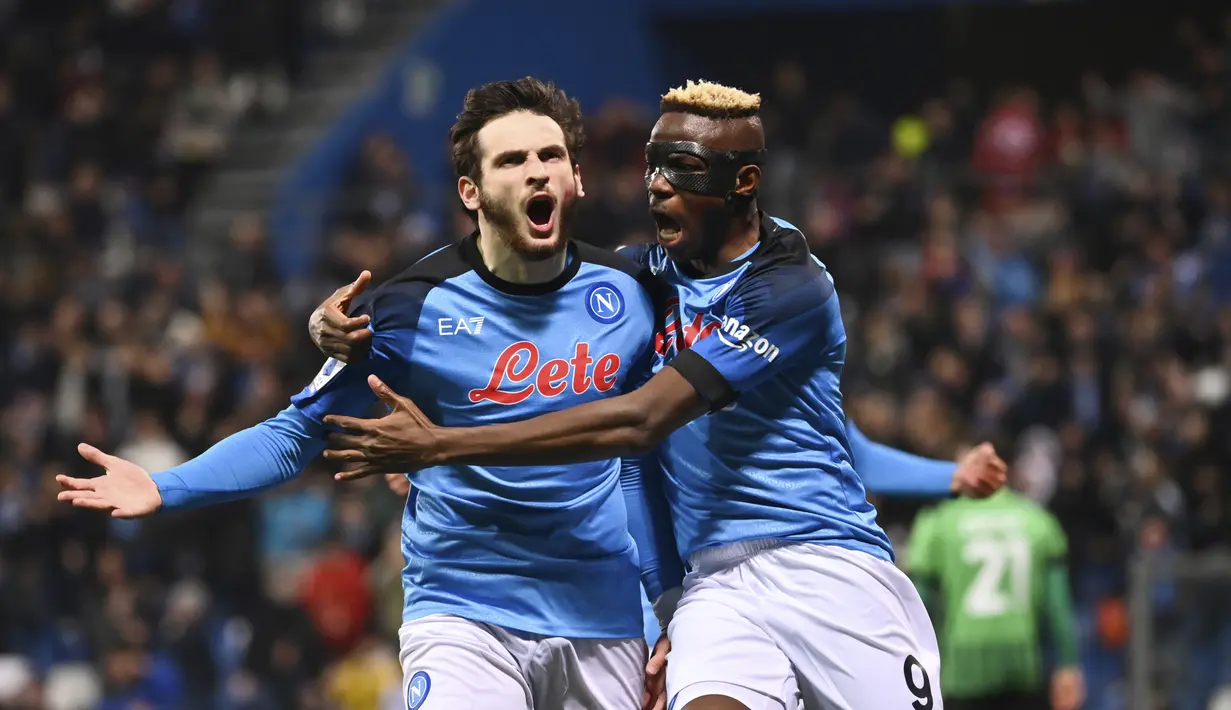 Gelandang Napoli, Khvicha Kvaratskhelia (kiri) berselebrasi dengan rekan setimnya Victor Osimhen setelah mencetak gol ke gawang Sassuolo pada pertandigan lanjutan Liga Serie A Italia di Stadion Mapei di Reggio Emilia, Italia, Sabtu (17/2/2023). Napoli menang atas Sassuolo dengan skor 2-0. (Massimo Paolone/LaPresse via AP)