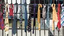 Deretan dasi yang digantung di pagar luar markas pemerintah Kosovo oleh sejumlah warga di Pristina, Selasa (26/12). Aksi itu sebagai bentuk protes setelah pemimpinnya membenarkan penambahan gajinya sendiri sampai dua kali lipat. (Armend NIMANI/AFP)