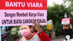 Seorang ibu melakukan Aksi Peduli Viara untuk biaya cuci darah dan cangkok ginjal di kawasan Bundaran HI, Jakarta, Minggu (10/09). Aksi digelar dengan menjual buku dan boneka kesayangan untuk biaya pengobatan. (Liputan6.com/Fery Pradolo)