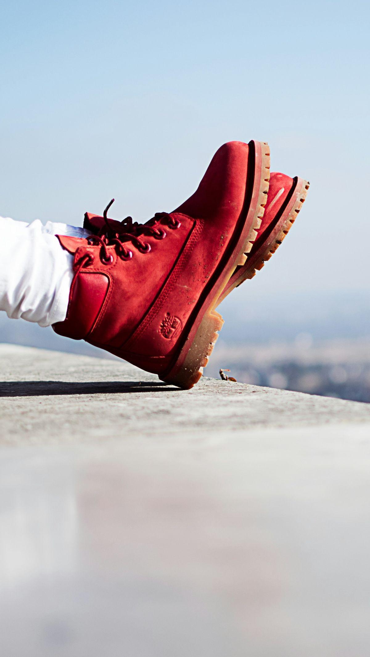 <b>Sepatu dengan Warna Merah</b>
