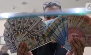 Petugas menunjukkan uang rupiah di penukaran uang, Jakarta, Senin (9/11/2020). ). Nilai tukar rupiah terhadap dolar AS bergerak menguat pada perdagangan di awal pekan ini Salah satu sentimen pendorong penguatan rupiah kali ini adalah kemenangan Joe Biden atas Donald Trump. (Liputan6.com/Angga Yuniar