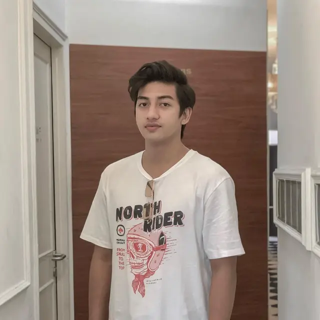 6 Pesona Harris Vriza, Model Video Klip Terlanjur Mencinta yang Curi Perhatian