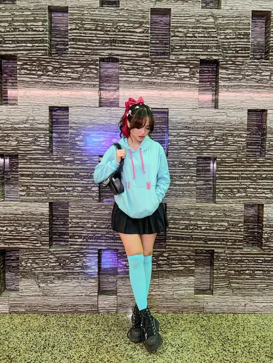 Gaya playful Fuji juga didukung dengan ribbon ponytail dan jepit-jepit karakter yang lucu [@fuji_an]