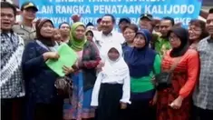 Di tengah aksi protes warga Kalijodo yang menolak digusur, ada sebagian warga Kalijodo yang memilih pindah ke rumah susun.
